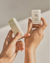 Cargar imagen en el visor de la galería, Matte Sun Stick: Mugwort + Camelia SPF50 PA++++ Protector solar