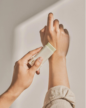 Cargar imagen en el visor de la galería, Matte Sun Stick: Mugwort + Camelia SPF50 PA++++ Protector solar