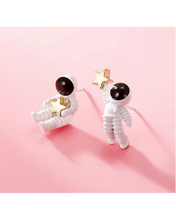 Cargar imagen en el visor de la galería, Aretes Austronauta
